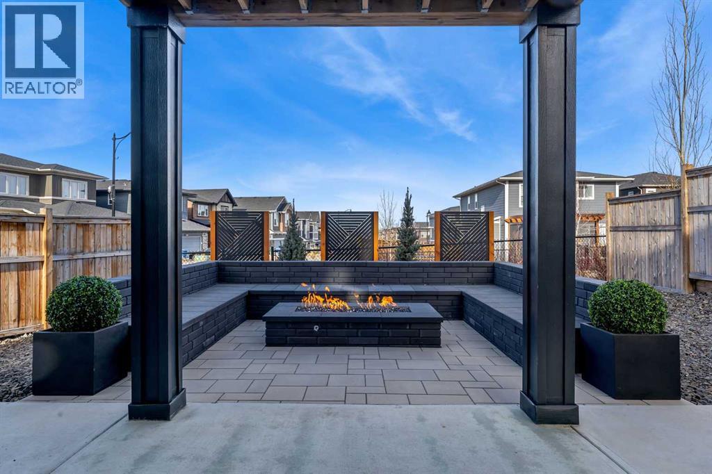 325 Crestmont Drive SW, Calgary, Alberta  T3B 6G9 - Photo 2 - A2294613
