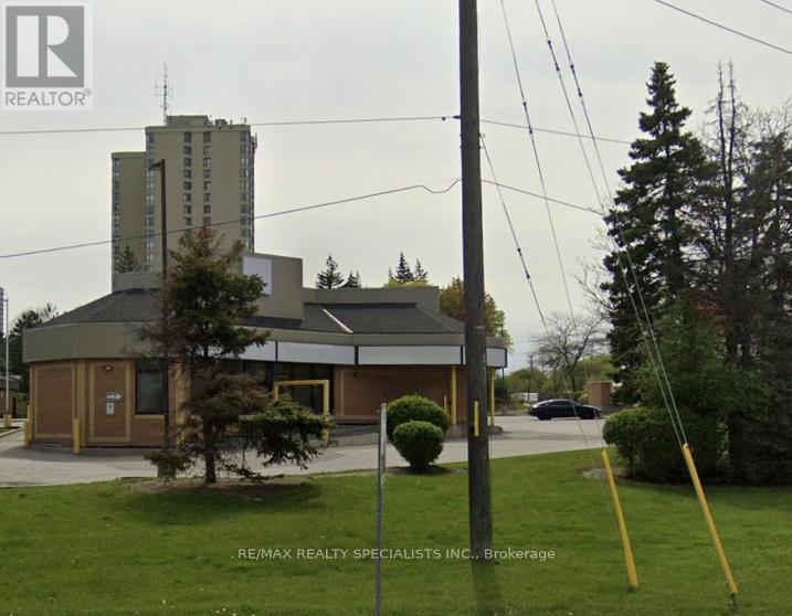 16 Lisa Street, Brampton, Ontario L6T 5R2 - Photo 2 - W13092228