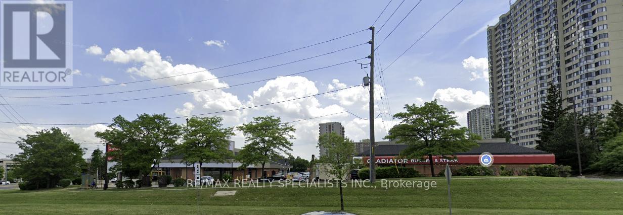 16 Lisa Street, Brampton, Ontario L6T 5R2 - Photo 3 - W13092228