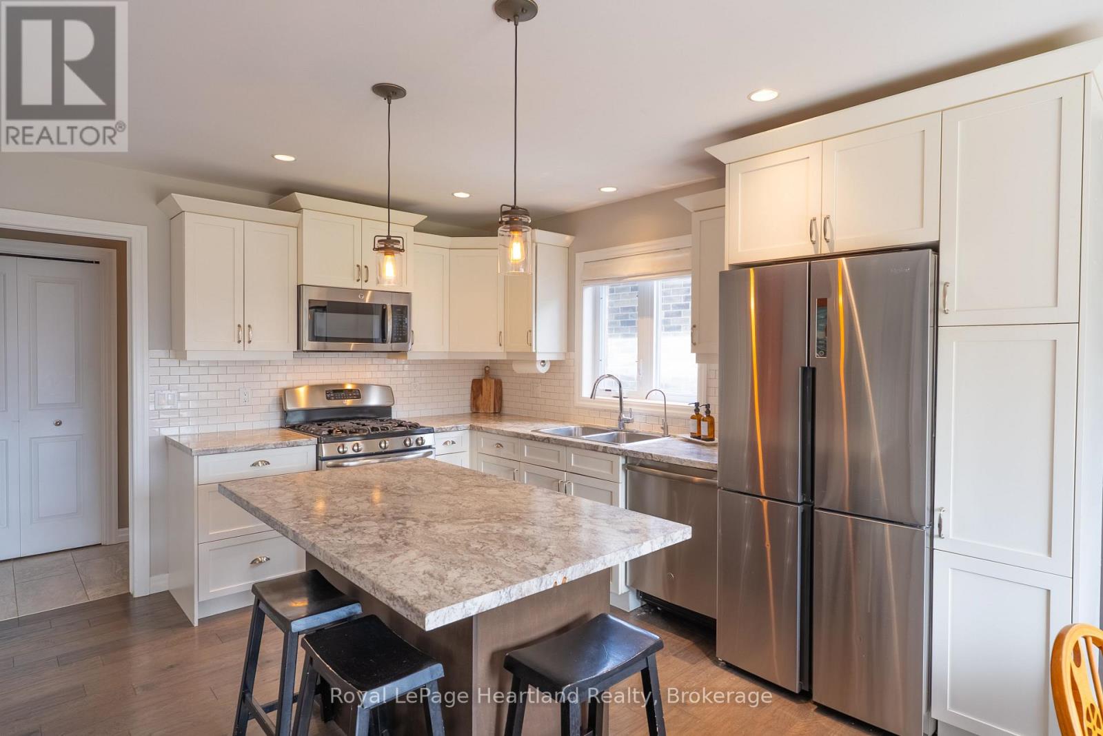 231 Campanale Way, Lucan Biddulph (Lucan), Ontario  N0M 2J0 - Photo 10 - X13092476