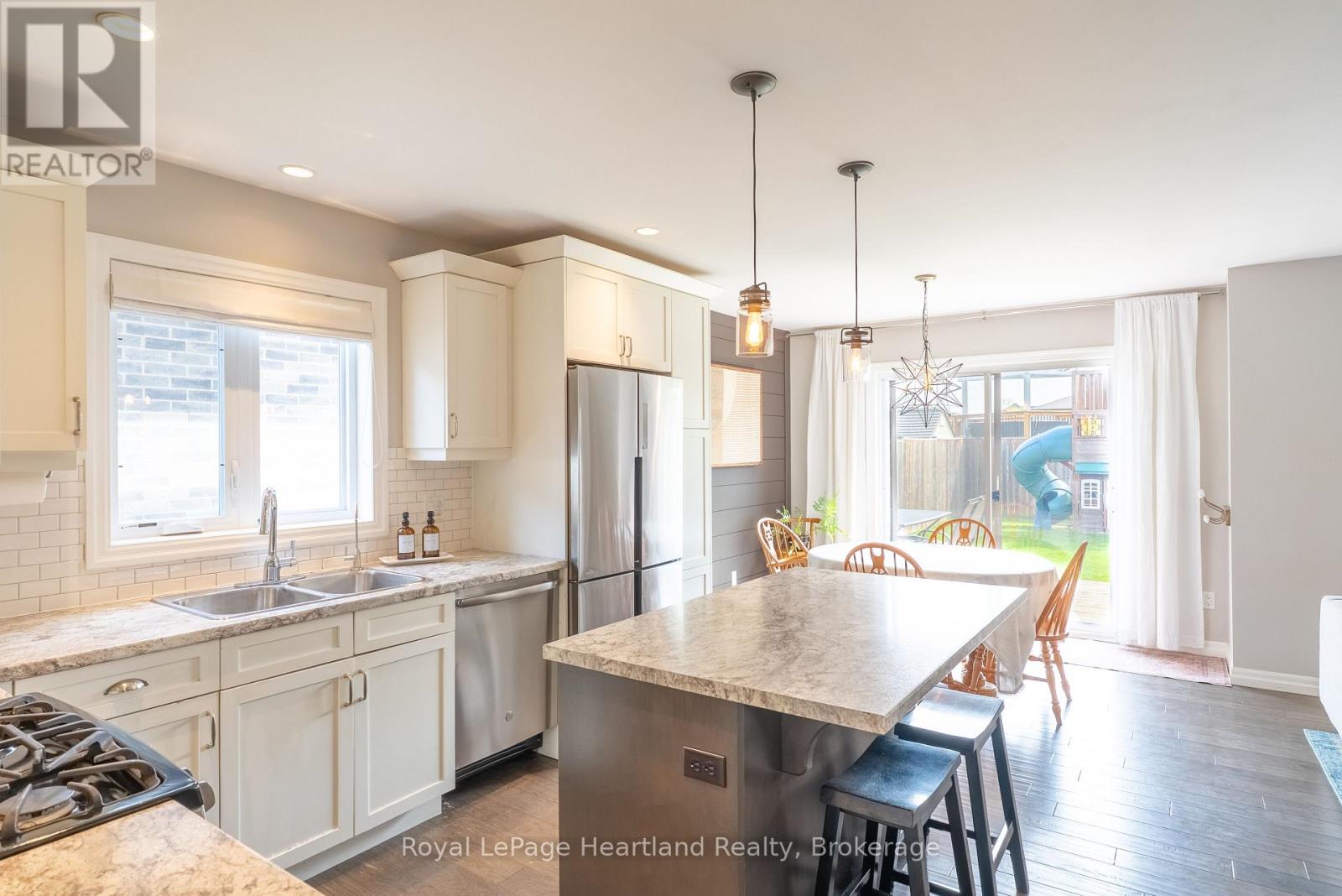 231 Campanale Way, Lucan Biddulph (Lucan), Ontario  N0M 2J0 - Photo 11 - X13092476
