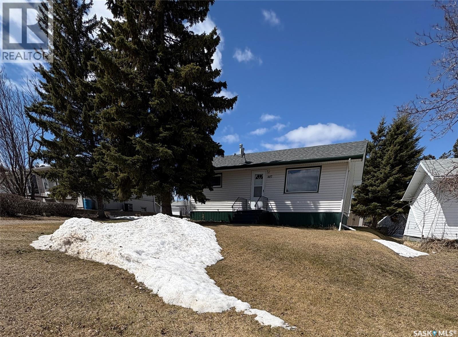 607 Hall Street, Kelvington, Saskatchewan  S0A 1W0 - Photo 3 - SK035133