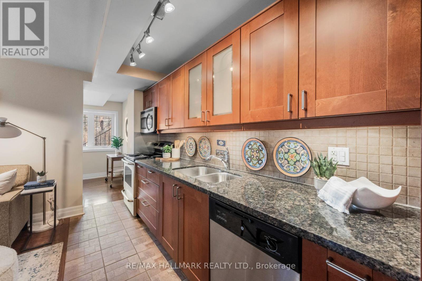 27a Ridout Street, Toronto, Ontario  M6R 1Z3 - Photo 4 - W13092346