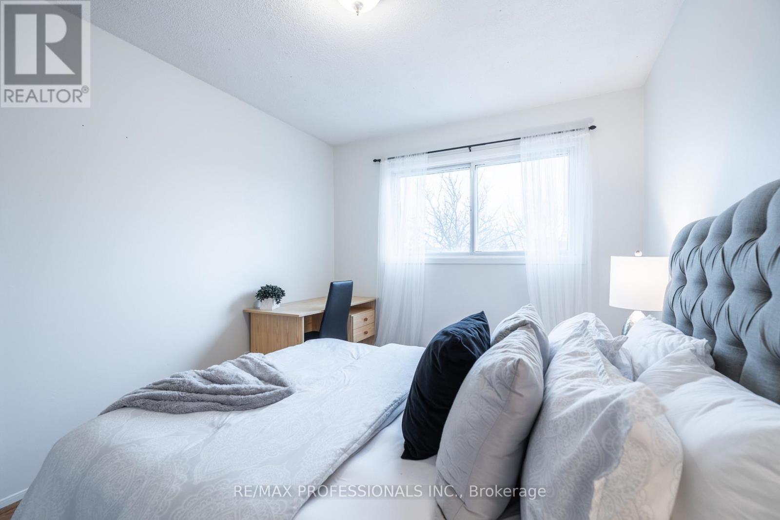 698 Galloway Crescent, Mississauga, Ontario  L5C 3W1 - Photo 18 - W13092556