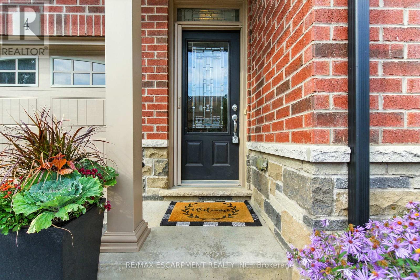4 Burgundy Grove, Hamilton, Ontario  L9K 0E7 - Photo 4 - X13092350