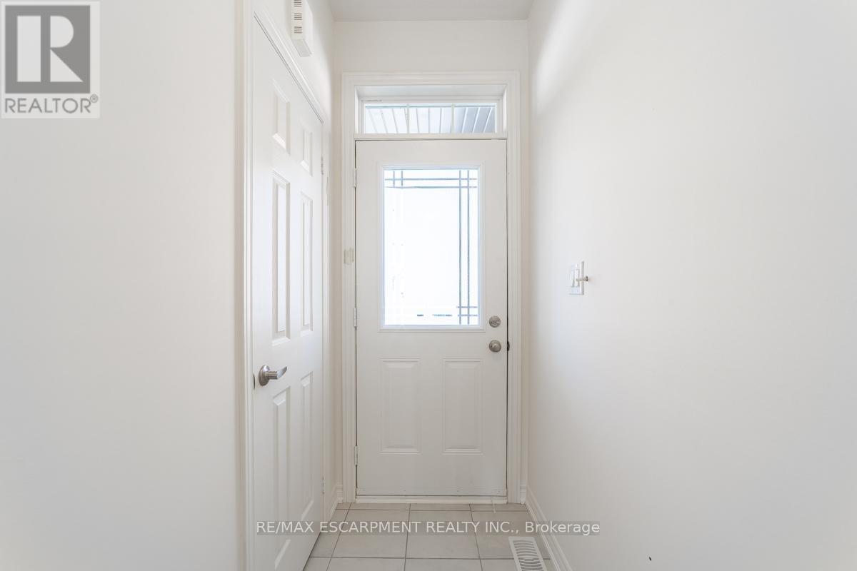 24 Westfield Crescent, Hamilton, Ontario  L8B 1Y1 - Photo 2 - X13092390