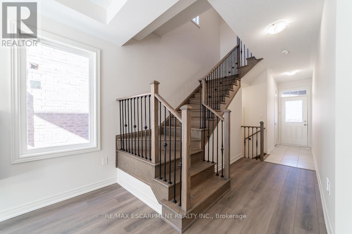 24 Westfield Crescent, Hamilton, Ontario  L8B 1Y1 - Photo 3 - X13092390
