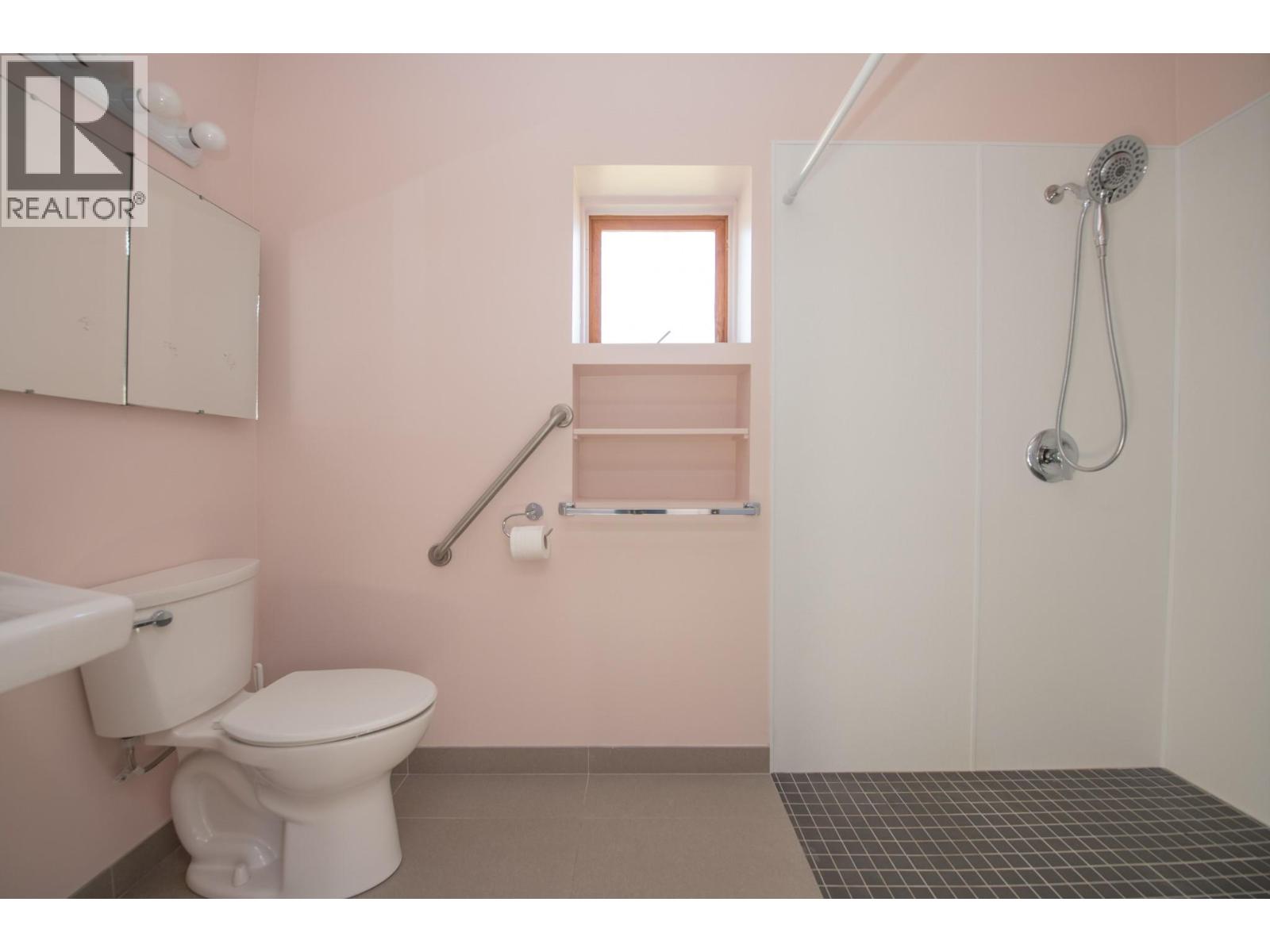 2471 6 Highway, Lumby, British Columbia  V0E 2G1 - Photo 33 - 10367352