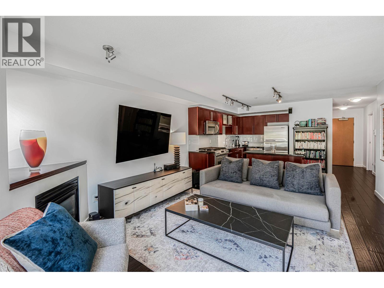 207 122 E 3rd Street, North Vancouver, British Columbia  V7L 1E6 - Photo 3 - R3117763