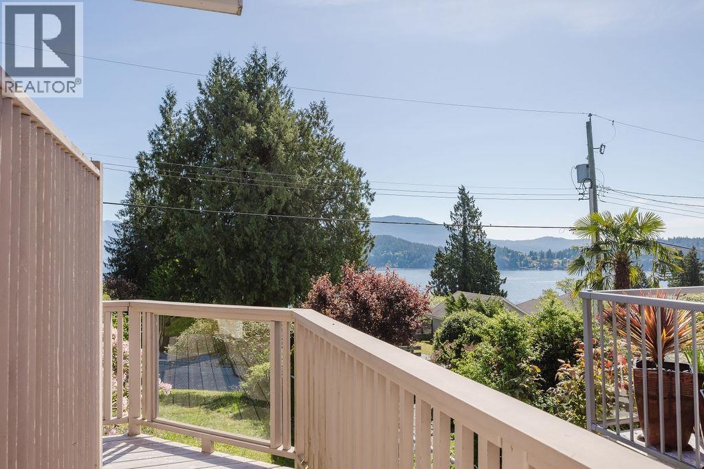 606 Martin Road, Gibsons, British Columbia  V0N 1V9 - Photo 3 - R3120390