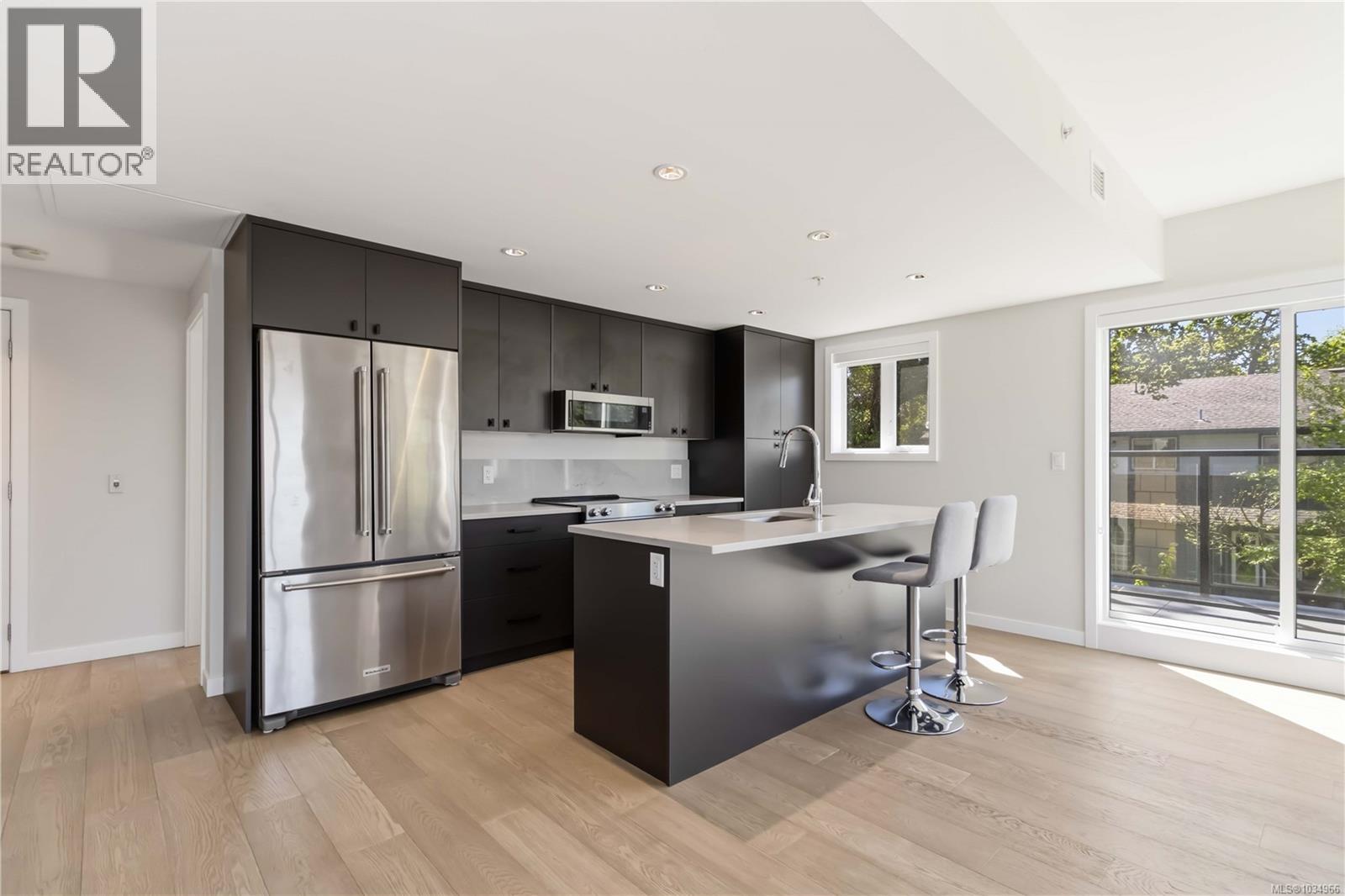 307 4030 Shelbourne St, Saanich, British Columbia  V8N 3E4 - Photo 10 - 1034966