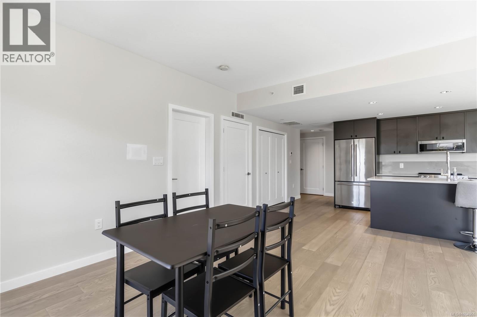 307 4030 Shelbourne St, Saanich, British Columbia  V8N 3E4 - Photo 6 - 1034966