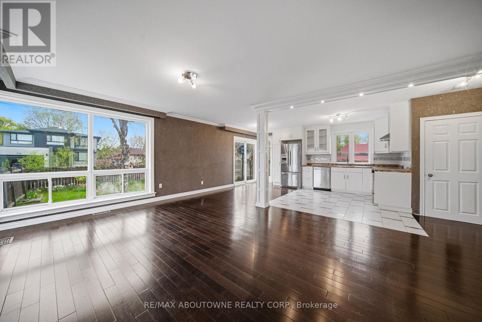 1403 Selkirk Avenue, Oakville, Ontario  L6L 2V5 - Photo 4 - W13092672