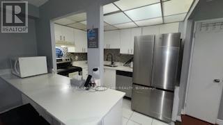 910 - 145 Hillcrest Avenue, Mississauga, Ontario  L5B 3Z1 - Photo 2 - W13092694