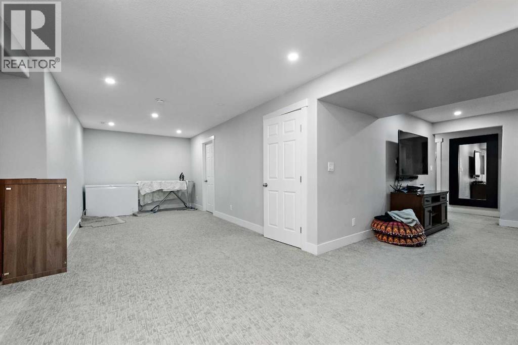66 Royal Highland Road Nw, Calgary, Alberta  T3G 4Y4 - Photo 39 - A2297396