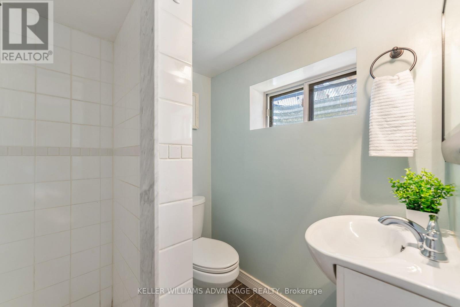 60 Wayland Avenue, Toronto, Ontario  M4E 3C9 - Photo 24 - E13092786