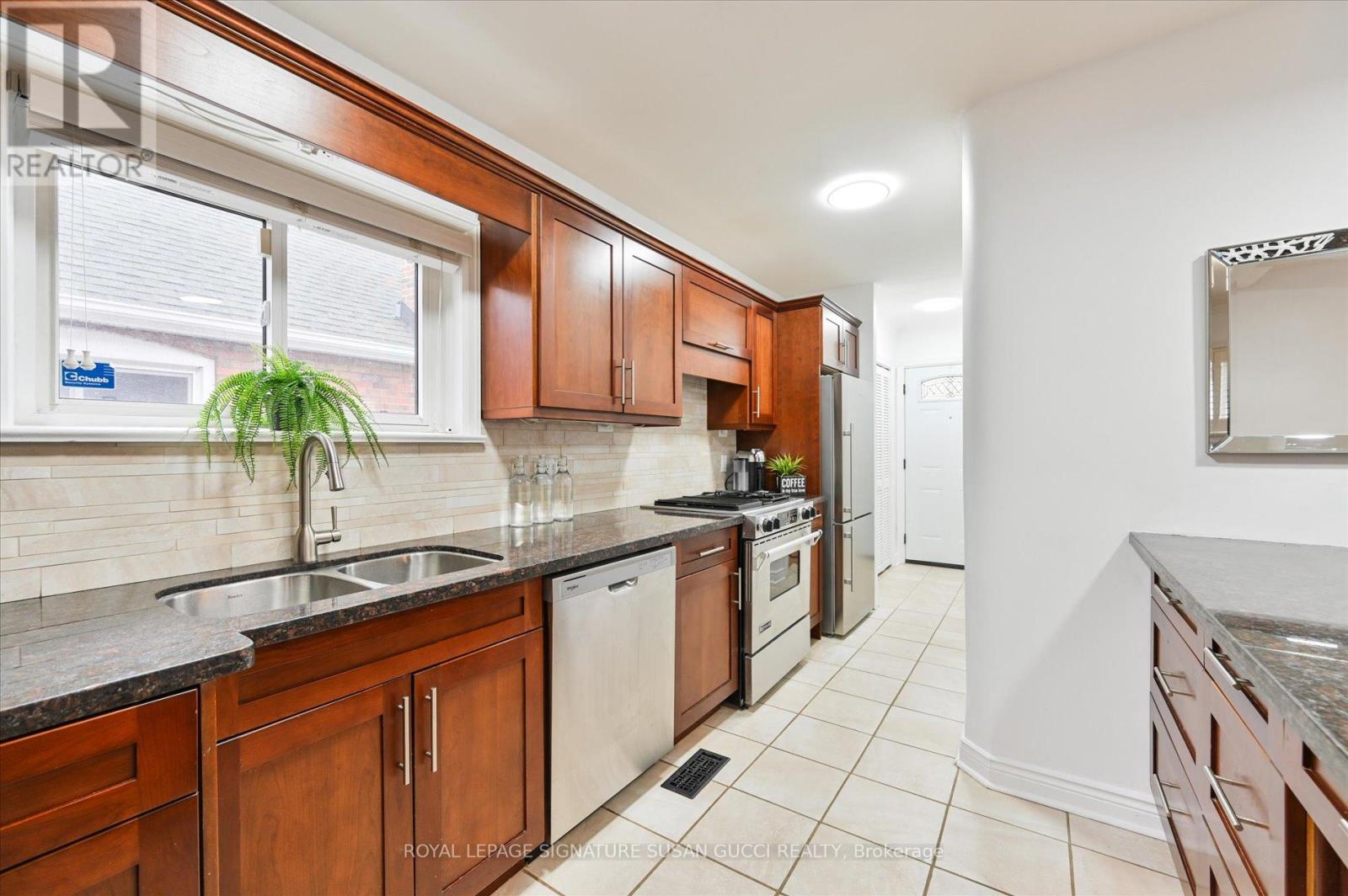 218 Glenwood Crescent, Toronto, Ontario  M4B 1K4 - Photo 10 - E13092908