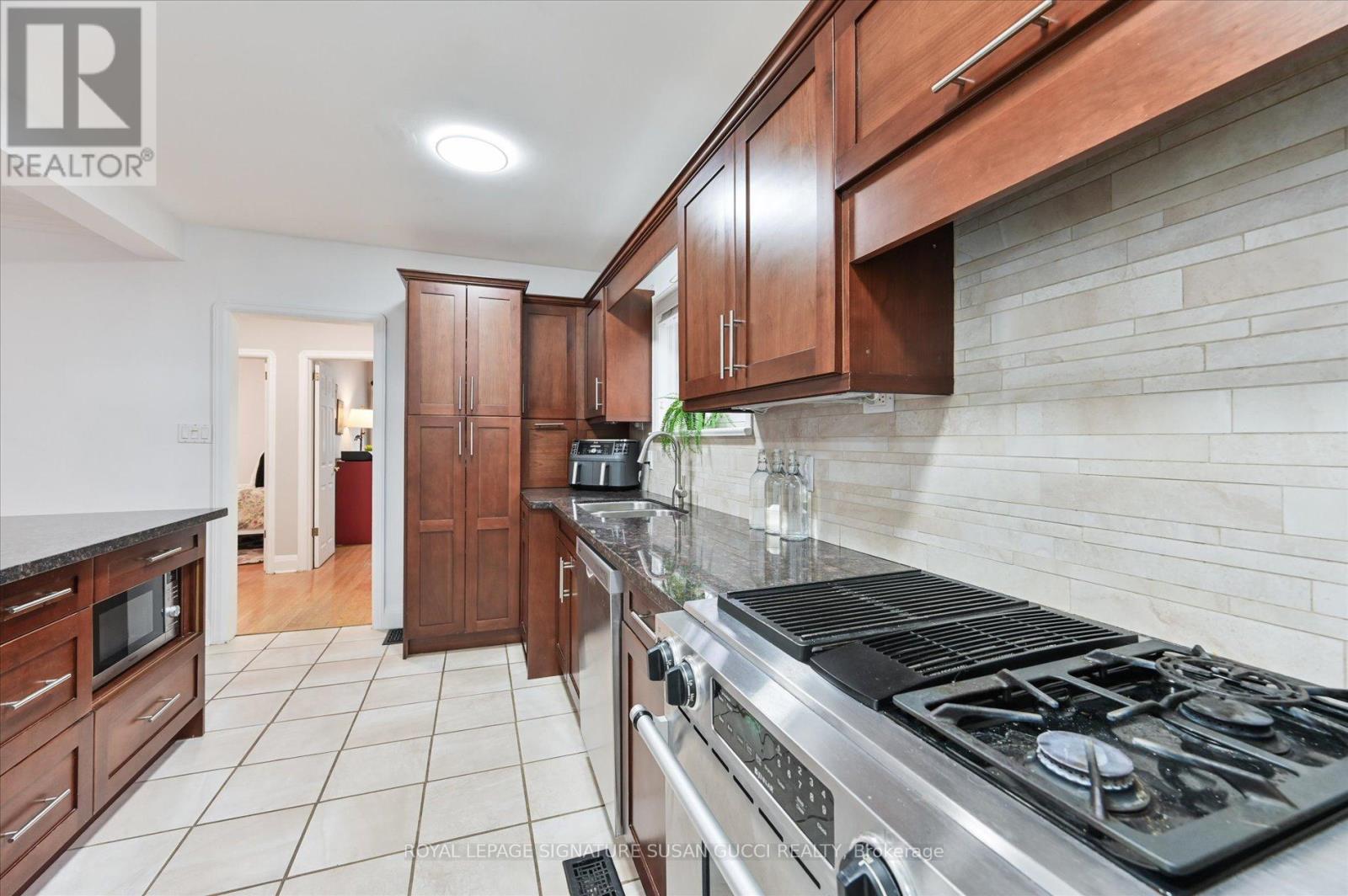218 Glenwood Crescent, Toronto, Ontario  M4B 1K4 - Photo 11 - E13092908