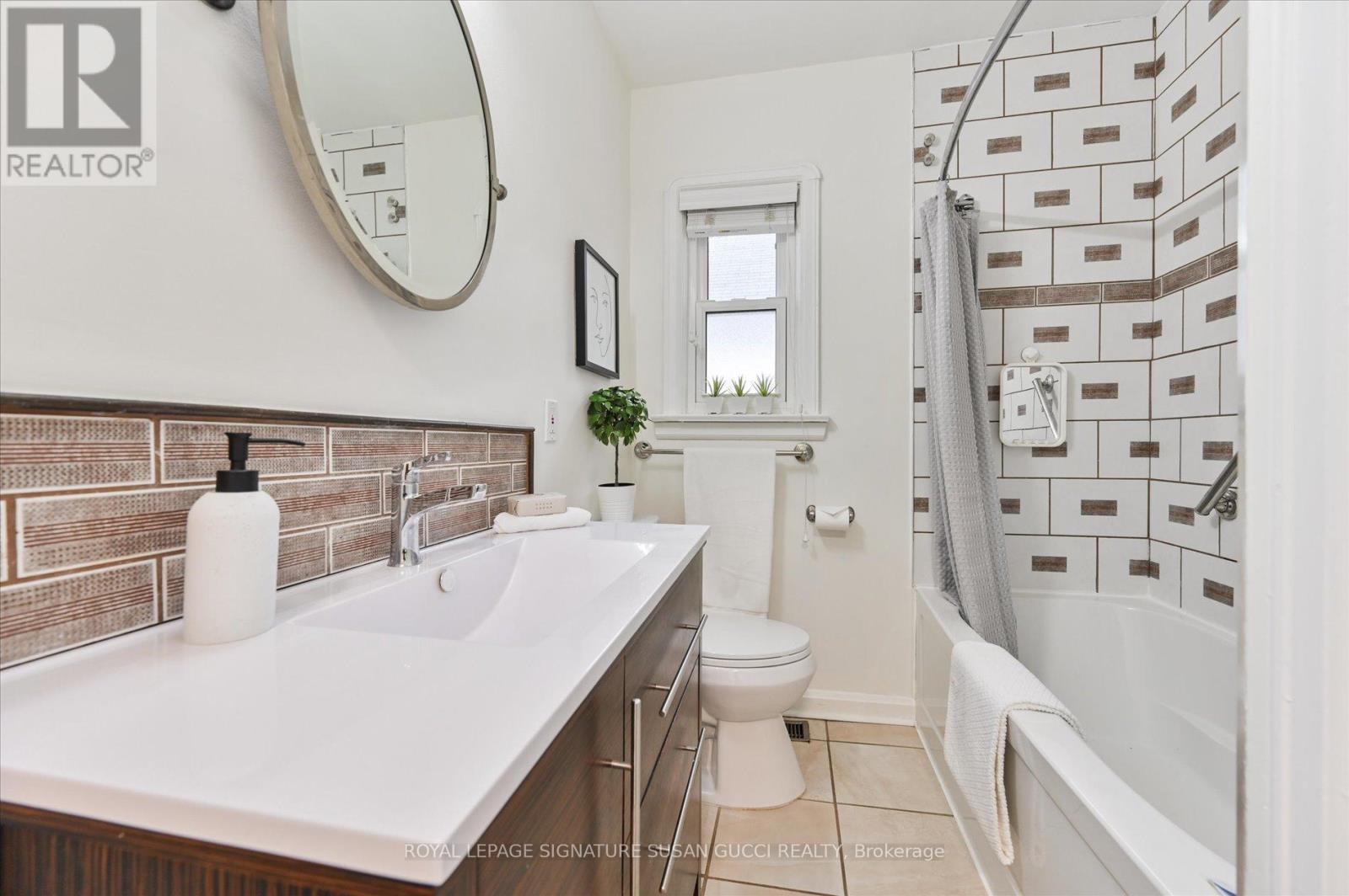 218 Glenwood Crescent, Toronto, Ontario  M4B 1K4 - Photo 15 - E13092908