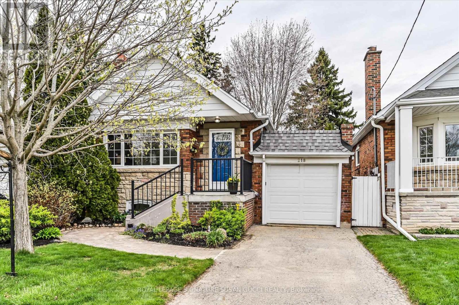 218 Glenwood Crescent, Toronto, Ontario  M4B 1K4 - Photo 2 - E13092908