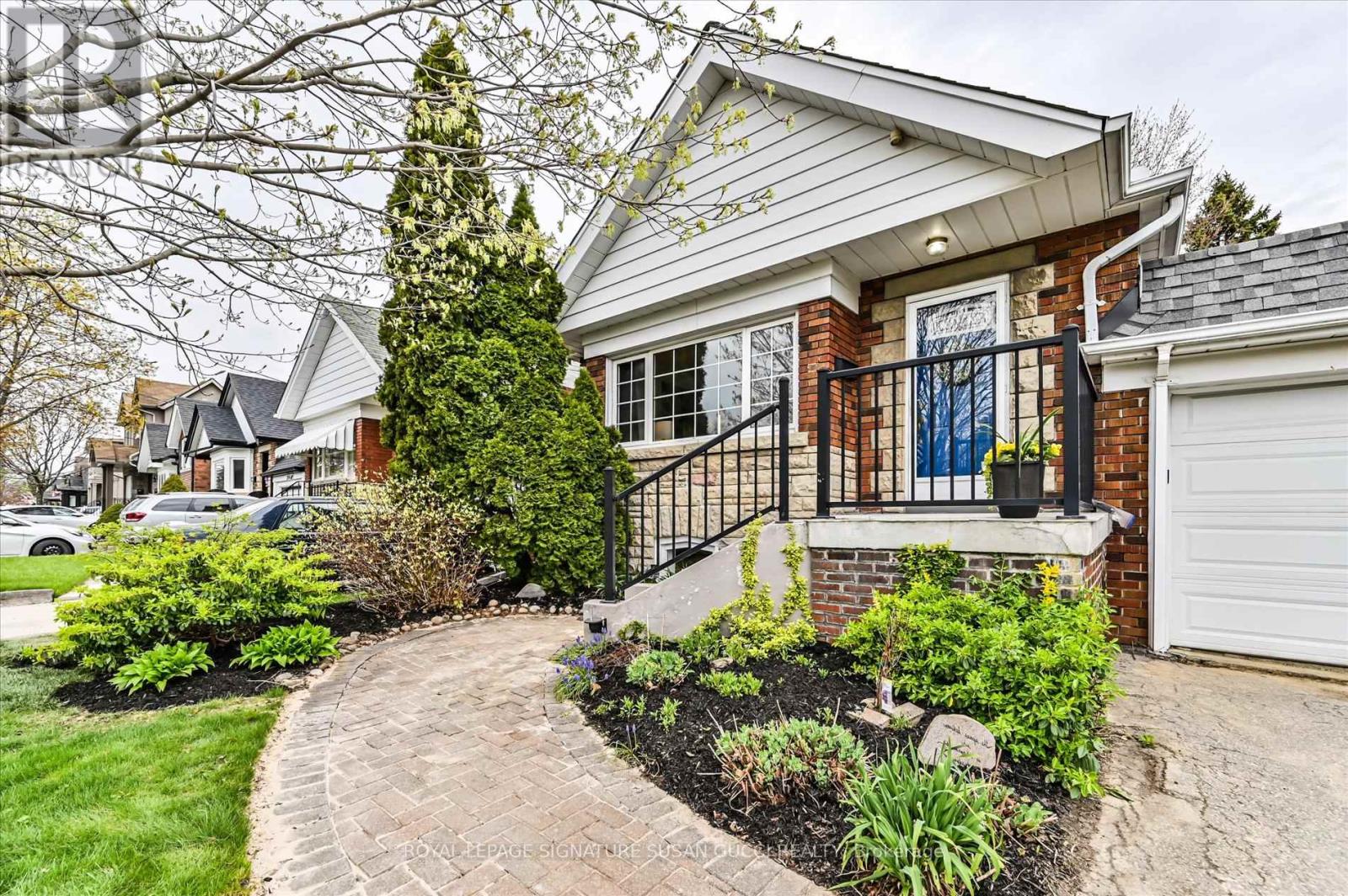 218 Glenwood Crescent, Toronto, Ontario  M4B 1K4 - Photo 3 - E13092908