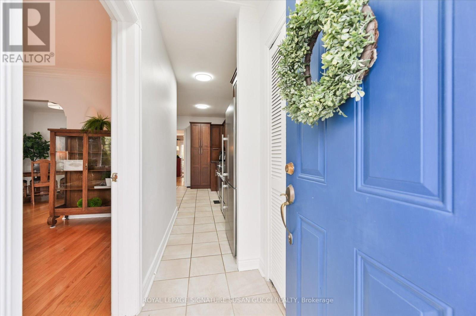 218 Glenwood Crescent, Toronto, Ontario  M4B 1K4 - Photo 4 - E13092908