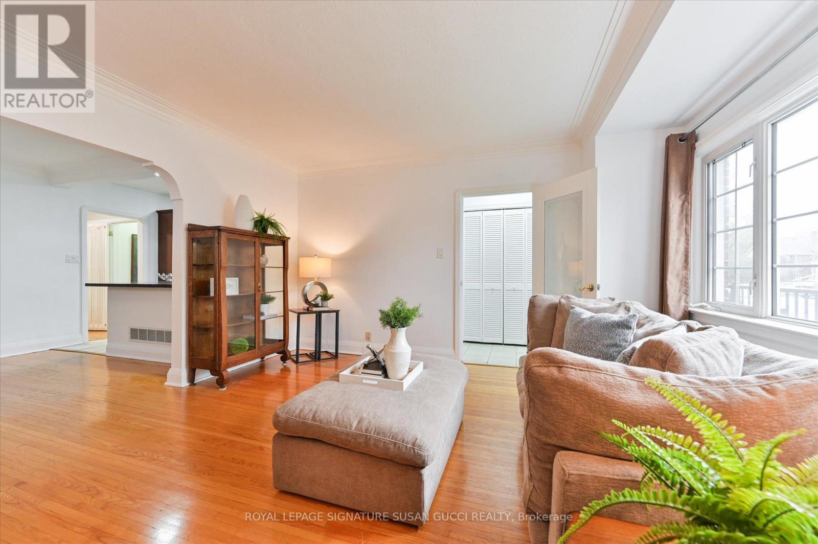 218 Glenwood Crescent, Toronto, Ontario  M4B 1K4 - Photo 6 - E13092908