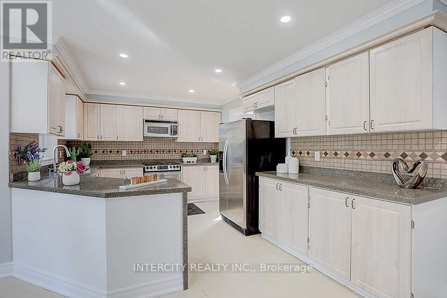 57 Yorkland Street, Richmond Hill, Ontario  L4C 9Z4 - Photo 9 - N13092914