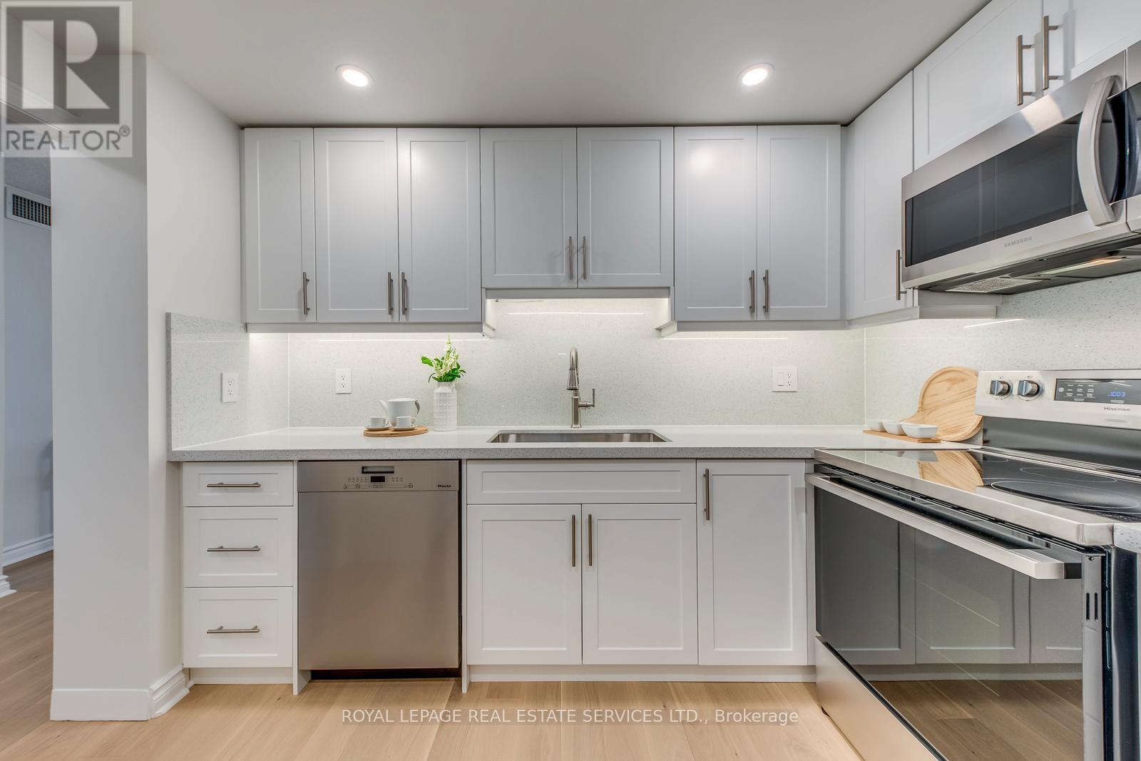 403 - 1 Ripley Avenue, Toronto, Ontario  M6S 4Z6 - Photo 6 - W13078656