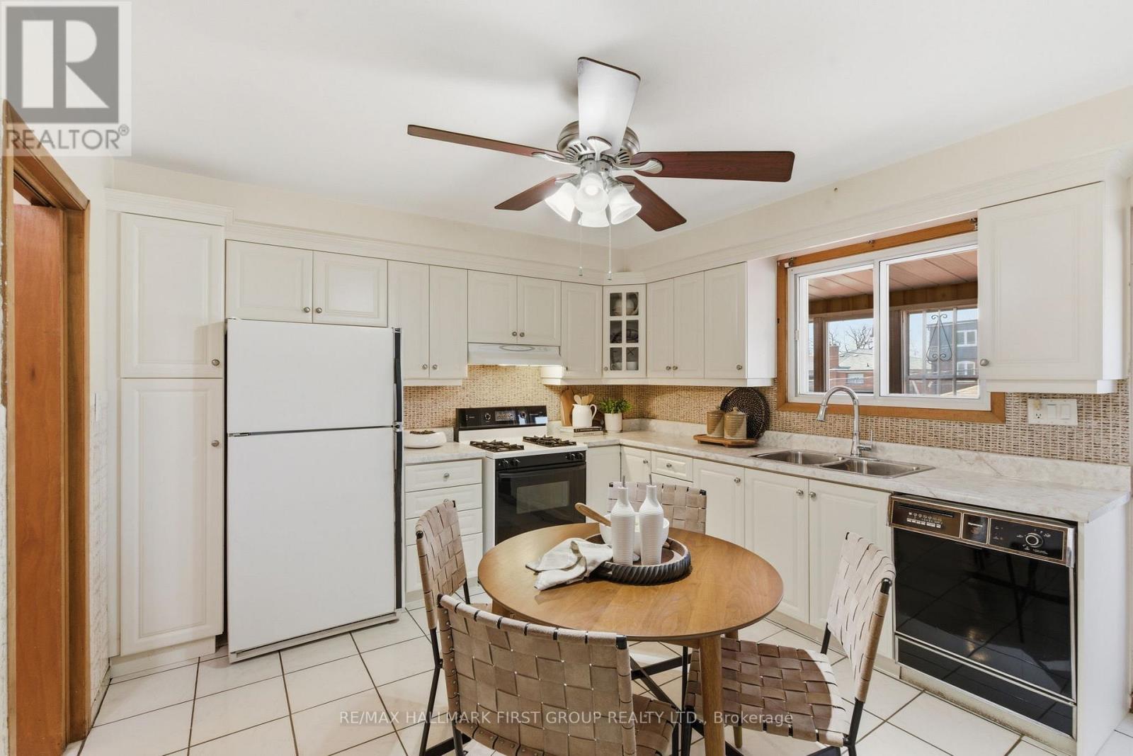 152 Mcroberts Avenue, Toronto, Ontario  M6E 4P5 - Photo 11 - W13092816