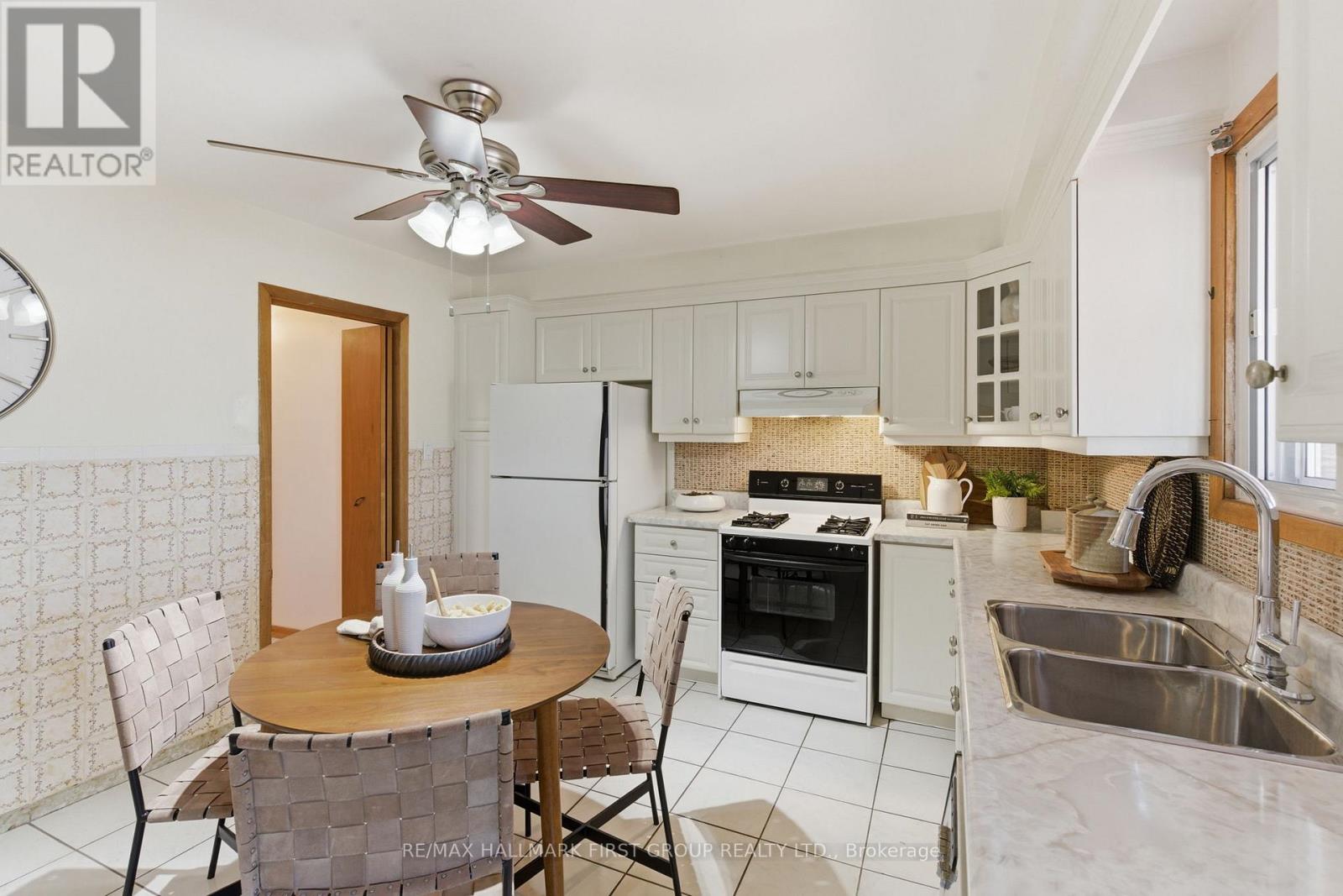 152 Mcroberts Avenue, Toronto, Ontario  M6E 4P5 - Photo 13 - W13092816