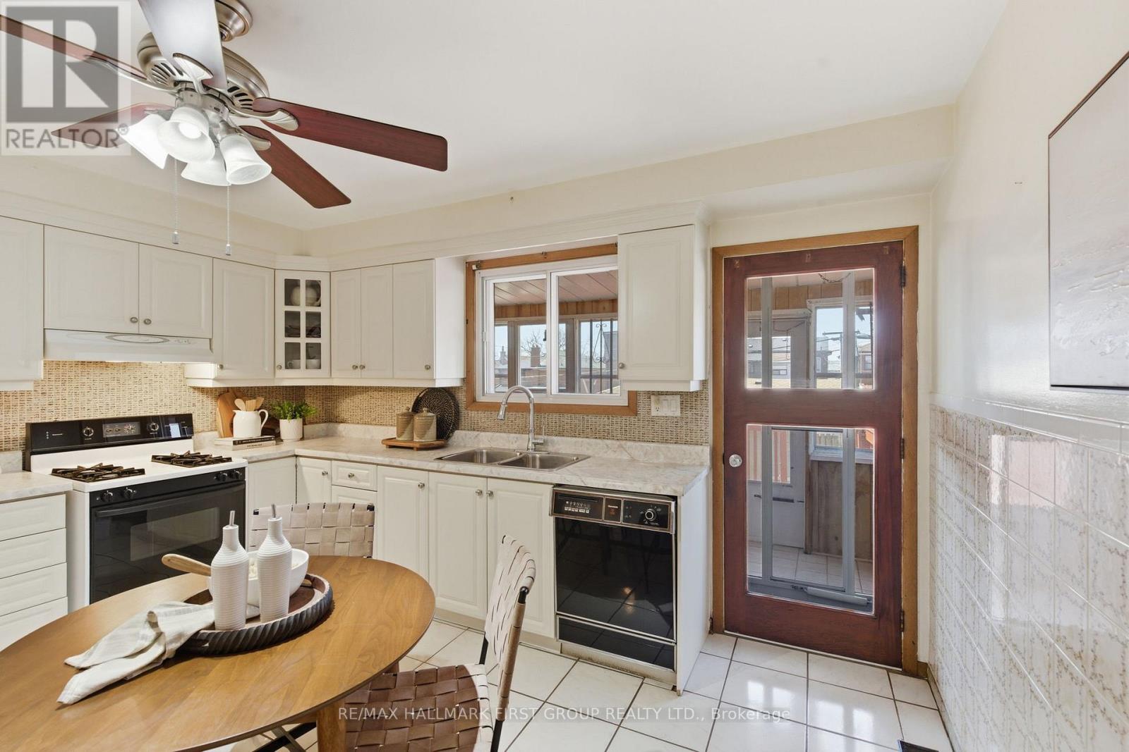 152 Mcroberts Avenue, Toronto, Ontario  M6E 4P5 - Photo 14 - W13092816