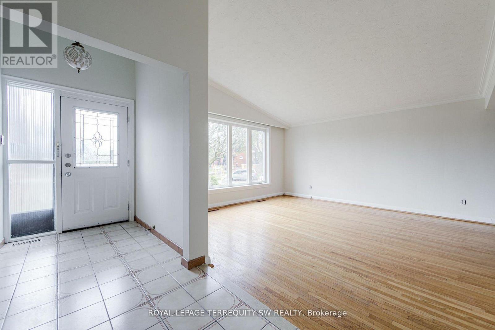 35 Euphrasia Drive, Toronto, Ontario  M6B 3V8 - Photo 10 - W13092856