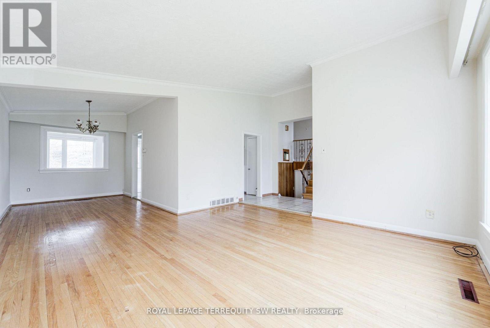 35 Euphrasia Drive, Toronto, Ontario  M6B 3V8 - Photo 19 - W13092856