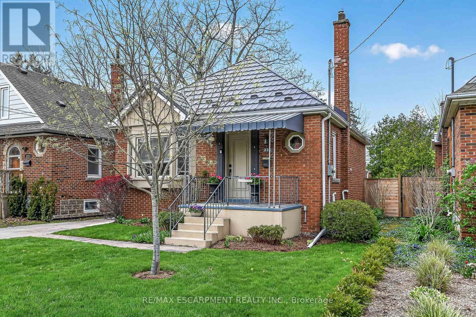 225 BOND STREET, Hamilton, Ontario