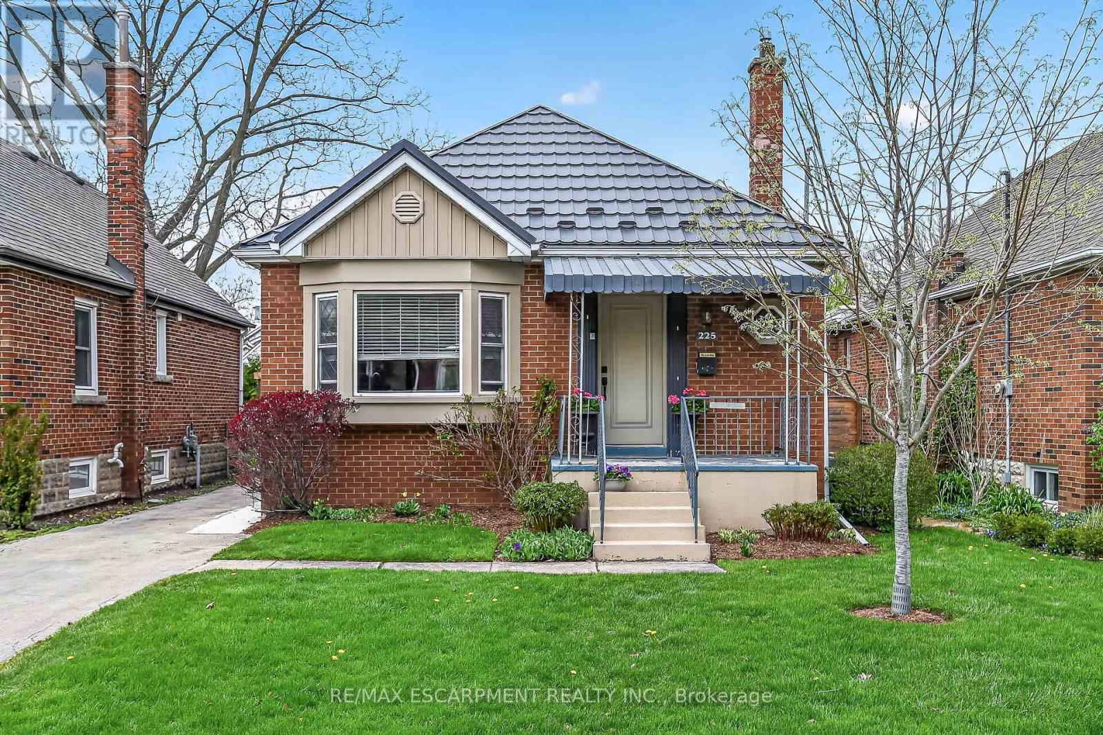 225 Bond Street, Hamilton, Ontario  L8S 3W8 - Photo 2 - X13092800