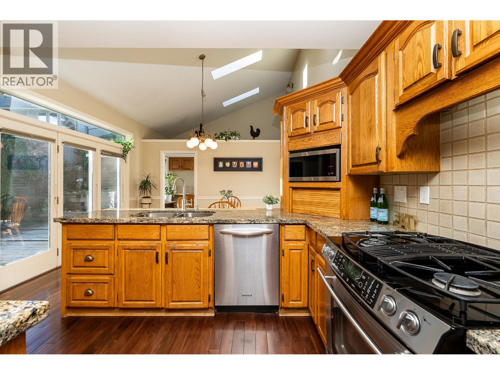 408 Riverview Crescent, Coquitlam, British Columbia  V3C 4X8 - Photo 7 - R3120448