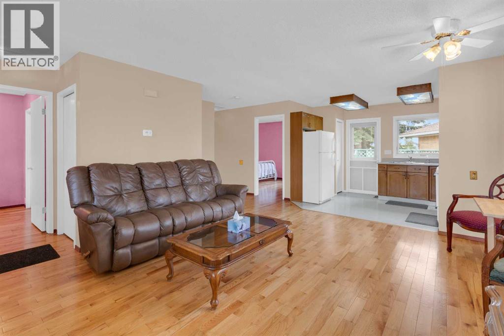 2831 Dovely Park Se, Calgary, Alberta  T2B 3G3 - Photo 3 - A2308440