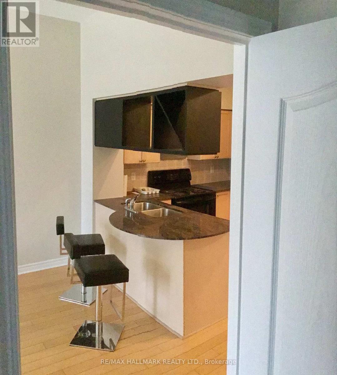 318 - 320 City Centre Drive, Mississauga, Ontario  L5B 4P8 - Photo 2 - W13093038