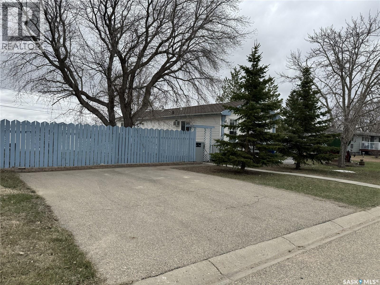 803 Railway Avenue, Strasbourg, Saskatchewan  S0G 4V0 - Photo 2 - SK035057
