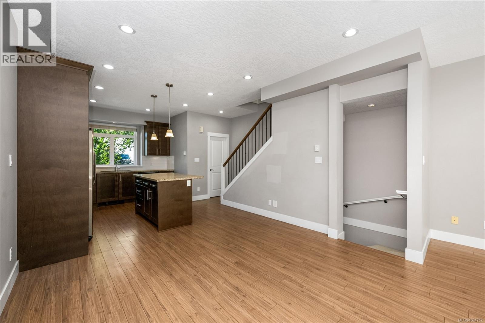 3 2918 Shelbourne St, Victoria, British Columbia  V8R 4M6 - Photo 13 - 1034752