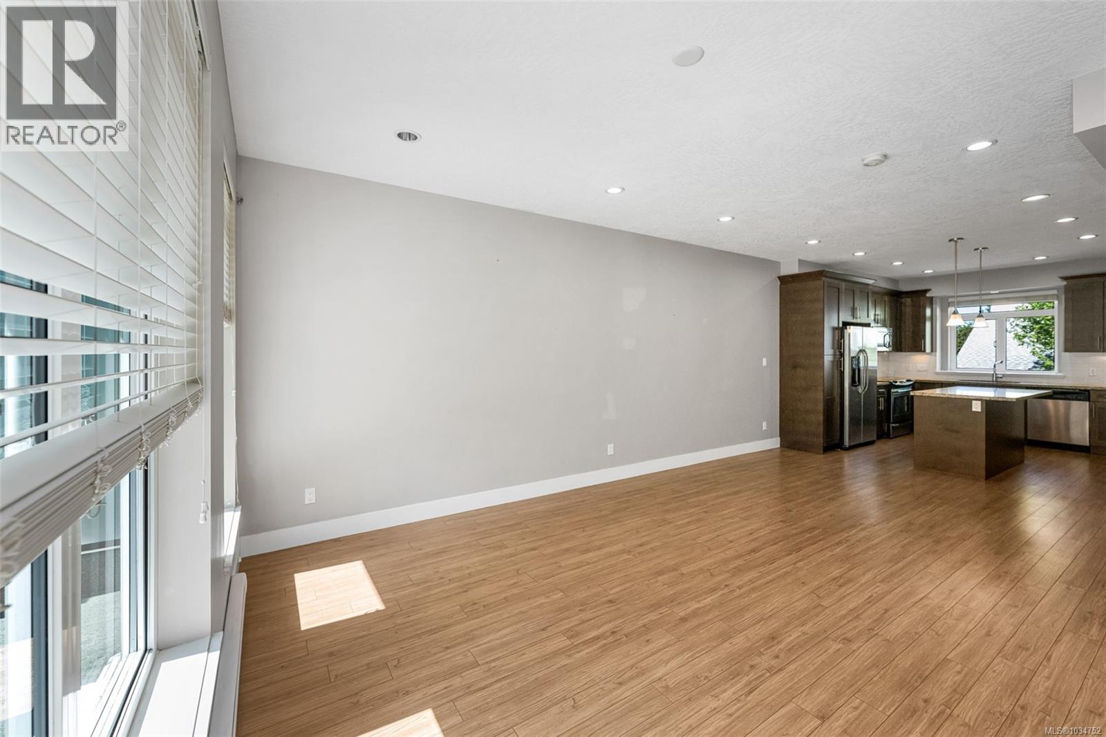 3 2918 Shelbourne St, Victoria, British Columbia  V8R 4M6 - Photo 14 - 1034752