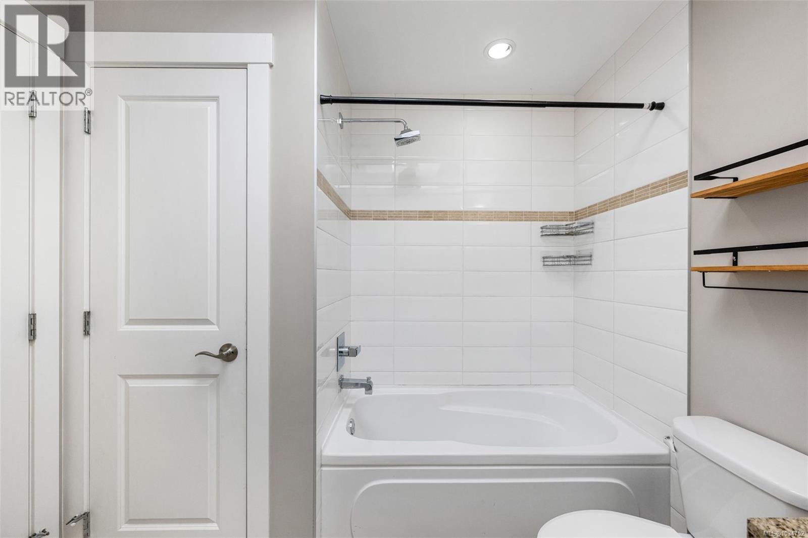 3 2918 Shelbourne St, Victoria, British Columbia  V8R 4M6 - Photo 23 - 1034752