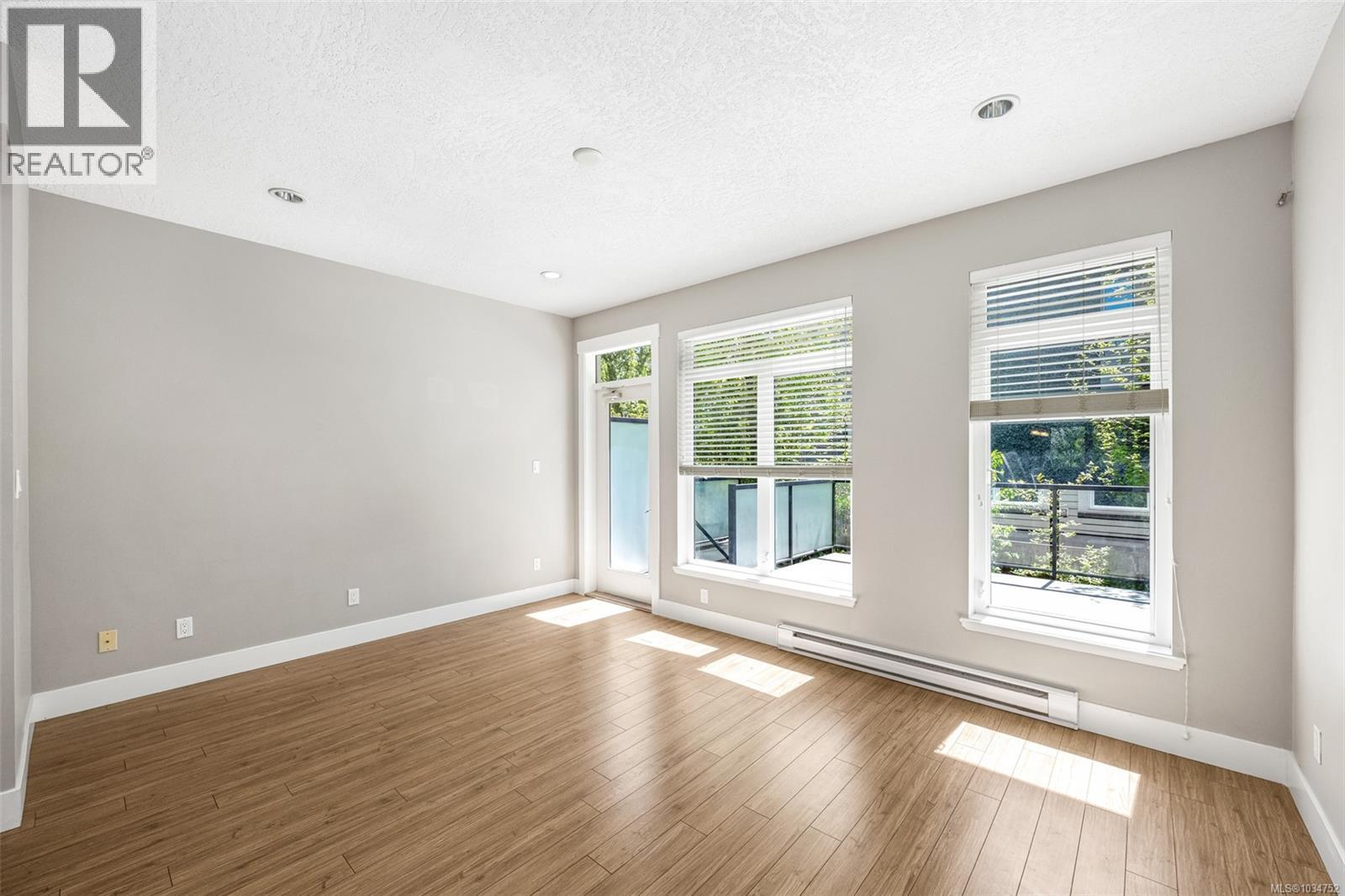 3 2918 Shelbourne St, Victoria, British Columbia  V8R 4M6 - Photo 29 - 1034752