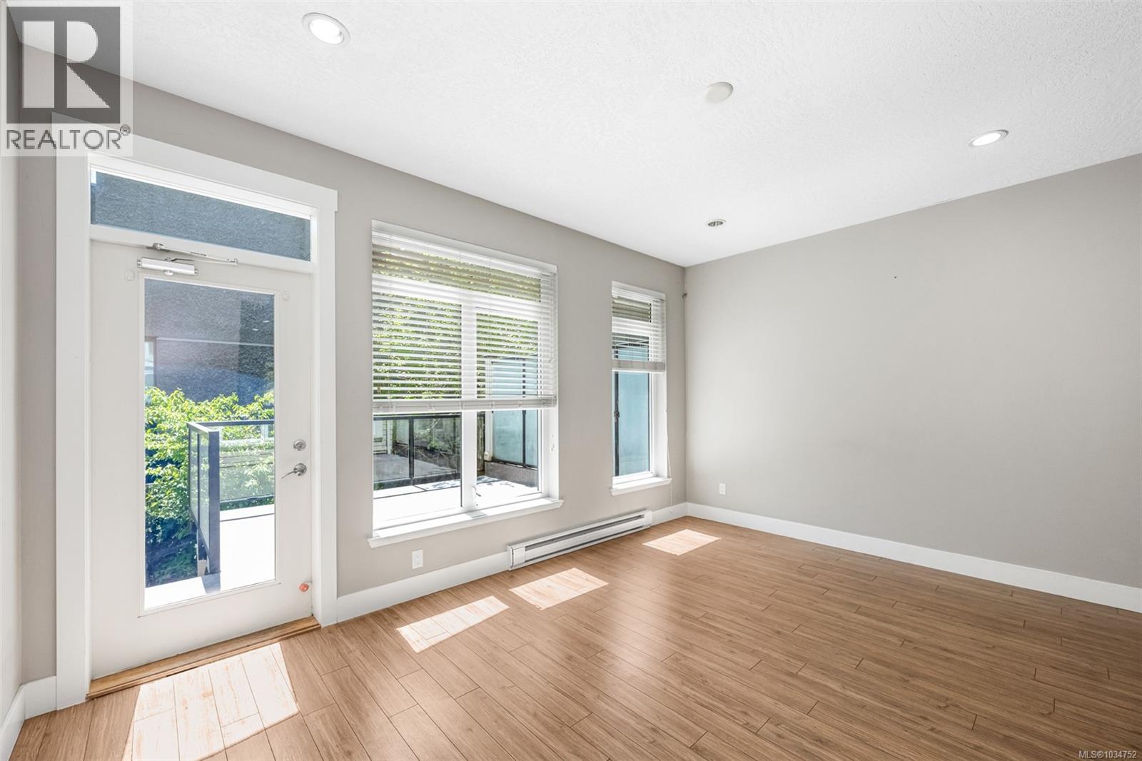 3 2918 Shelbourne St, Victoria, British Columbia  V8R 4M6 - Photo 30 - 1034752