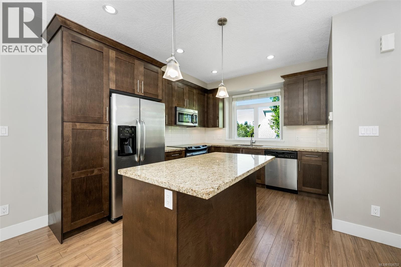 3 2918 Shelbourne St, Victoria, British Columbia  V8R 4M6 - Photo 7 - 1034752