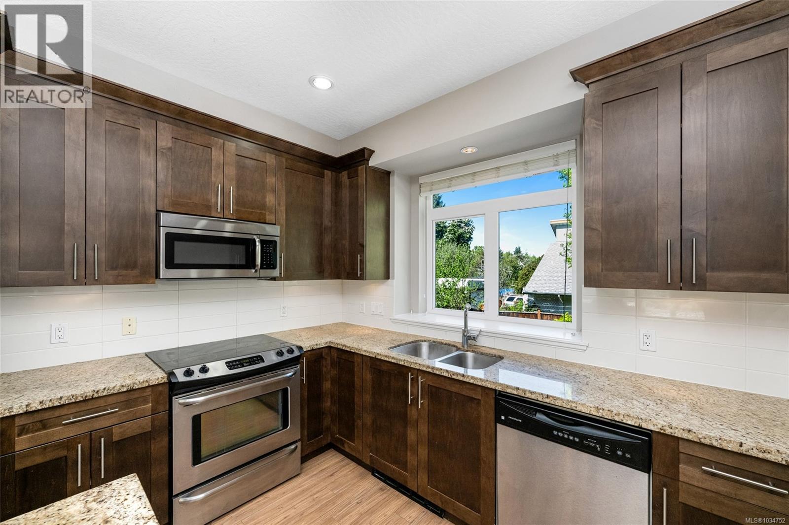 3 2918 Shelbourne St, Victoria, British Columbia  V8R 4M6 - Photo 8 - 1034752