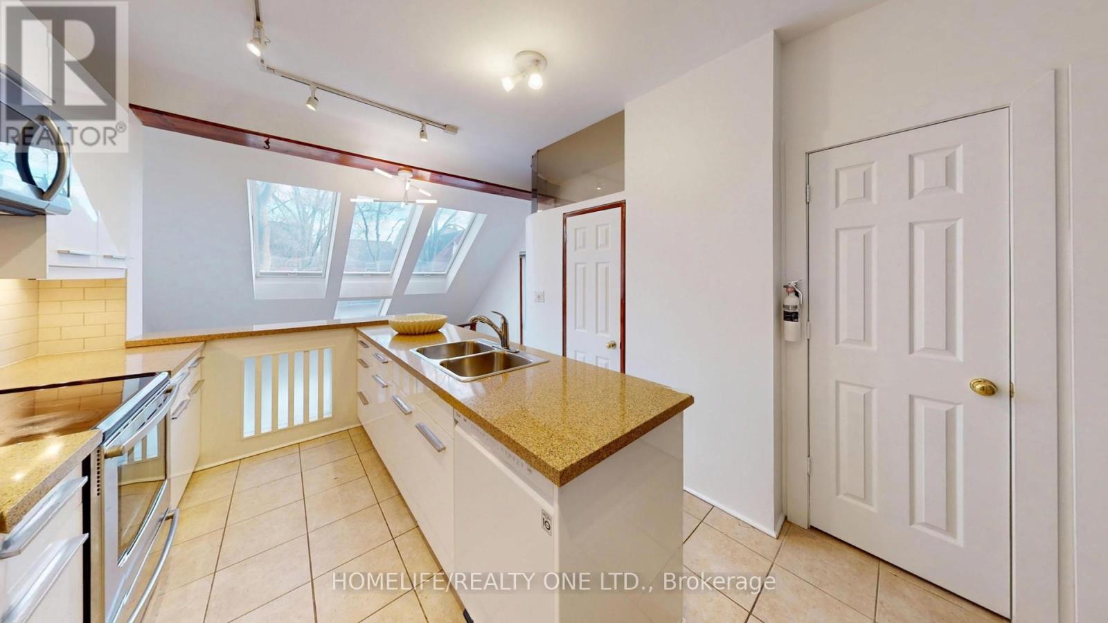 25 Riverdale Avenue, Toronto, Ontario  M4K 1C2 - Photo 11 - E13090792