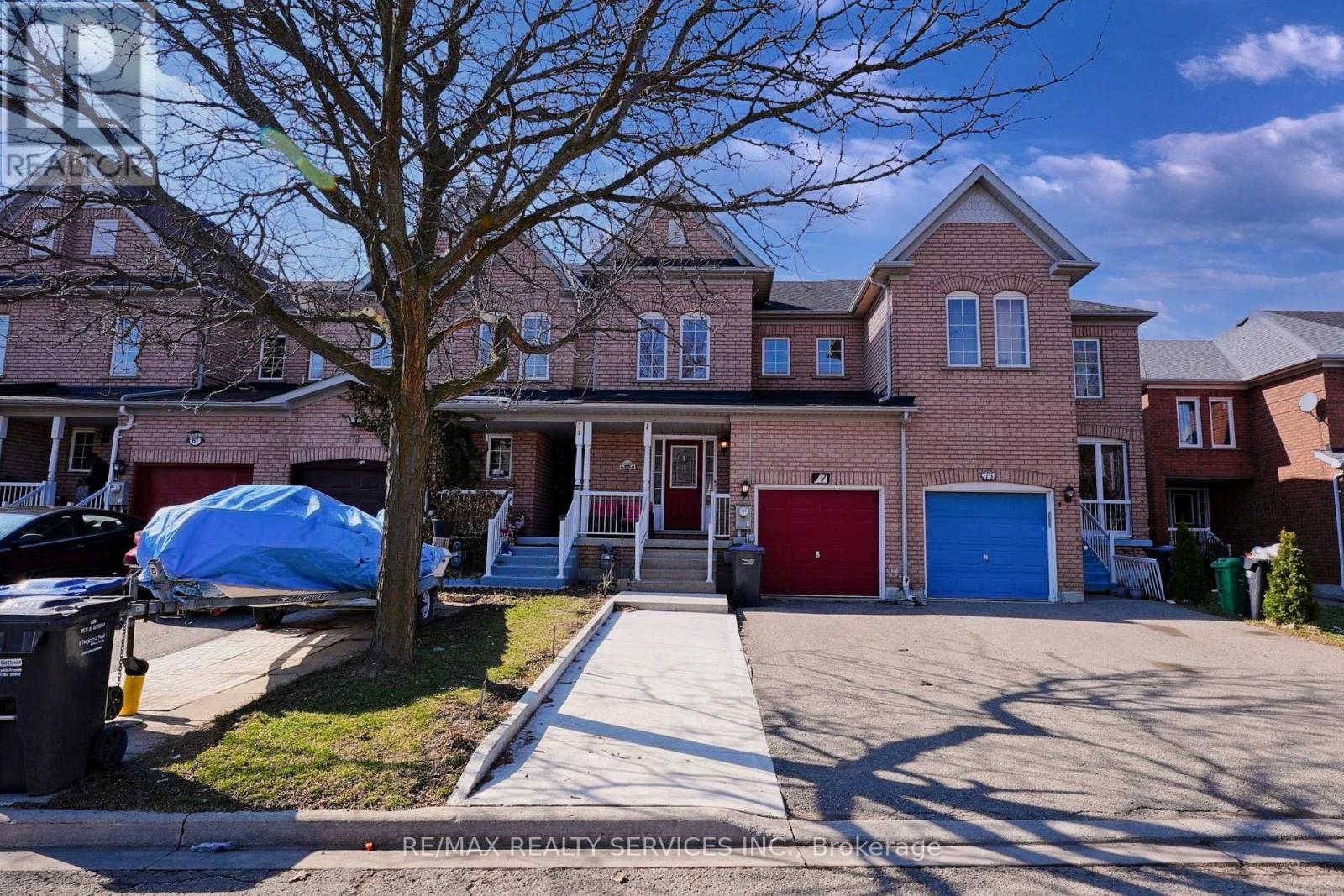 77 Monaco Court, Brampton, Ontario  L7A 1X5 - Photo 4 - W13093140