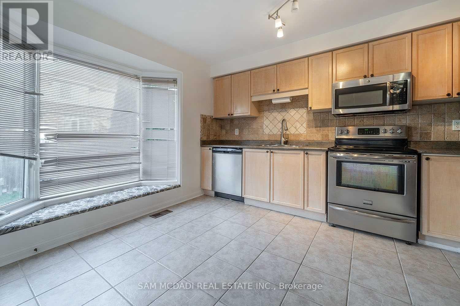 2447 Baintree Crescent, Oakville, Ontario  L6M 4W9 - Photo 8 - W13093156